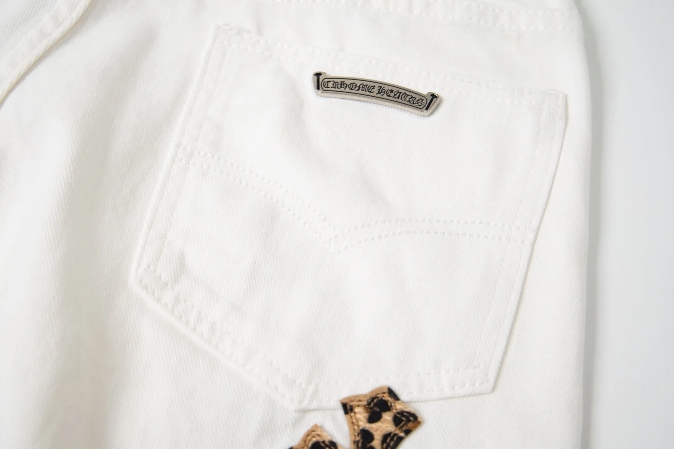 P260 Chrome Hearts 25SS white pants with three-color leopard print blue leather jeans. Chrome Hearts' pants with the most popular colors are made of beaded canvas fabric. Heavy washing makes the upper body of the fabric more textured and the pants are tall and straight! The three-dimensional cutting of the whole trousers is a masterpiece! The hardware is customized by zp. The beaded canvas fabric is thick and soft after being washed. It has good breathability. Customized small leather label. Unique design. The details are simple and elegant, and the workmanship is exquisite. The whole trousers are neatly routed and the details are in place! It’s so cool that both men and women can easily control the genderless trend! Style number: 1771# Color: White Size: 28 30 32 34 36